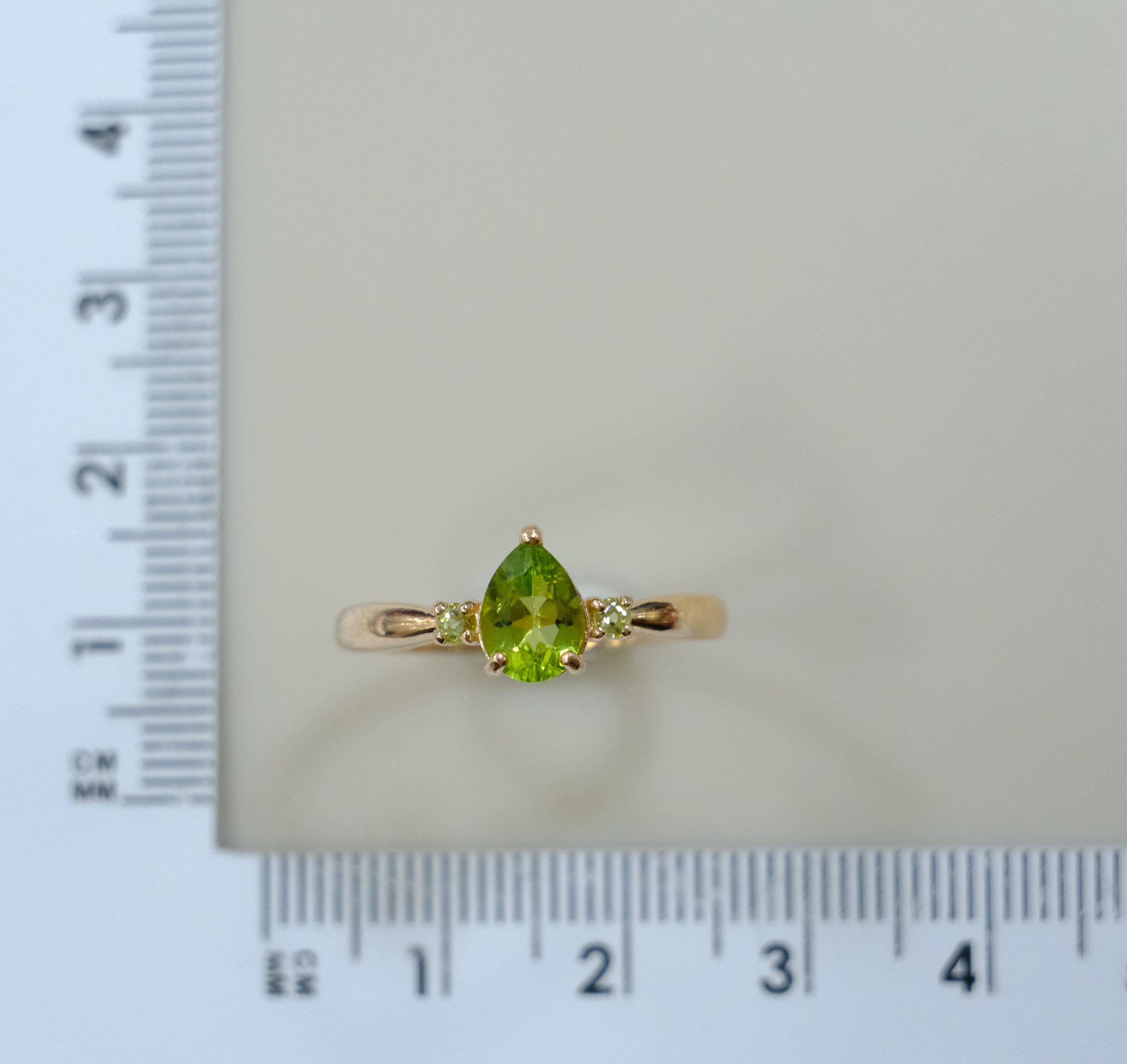 Серебряное кольцо с хризолитом